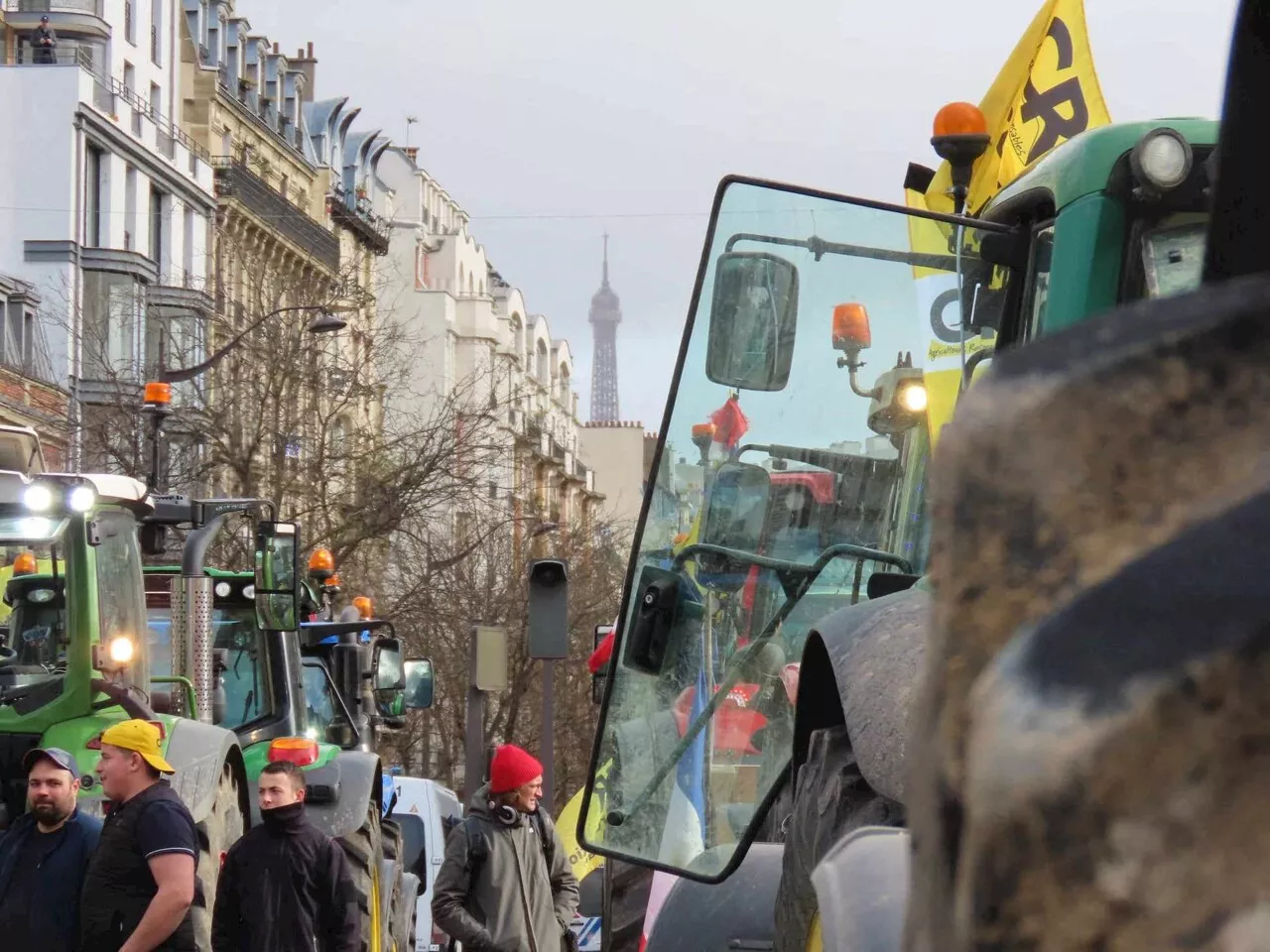 Paris : des agriculteurs érigent un mur devant le siège de l'Inrae pour dénoncer son inaction