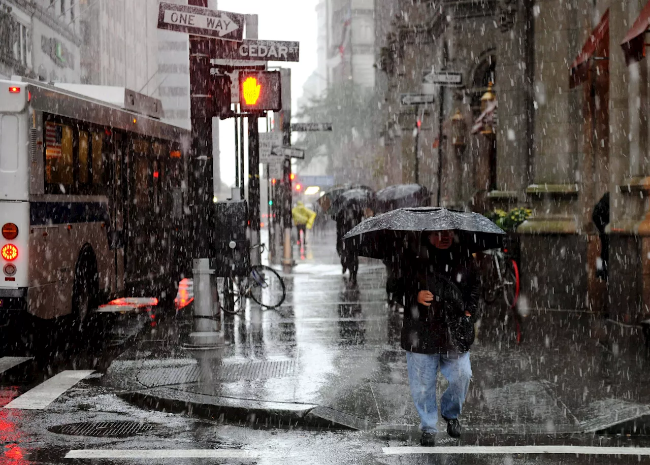 'Tempesta artica' con pioggia e neve sul Ringraziamento, caos voli e disagi sulle strade