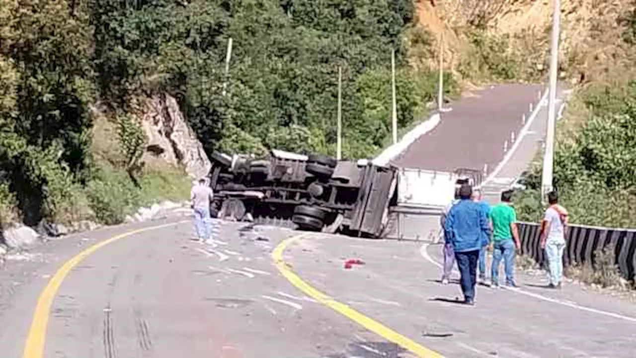 Volcadura de camión causa cierre parcial de autopista, en Cumbres de Maltrata