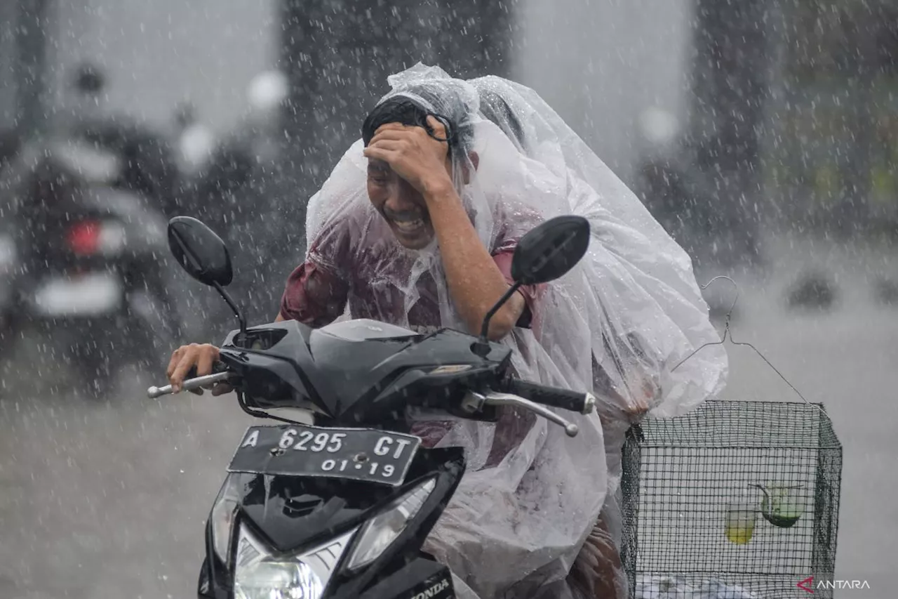 BMKG peringatkan potensi hujan di sebagian besar kota di Indonesia