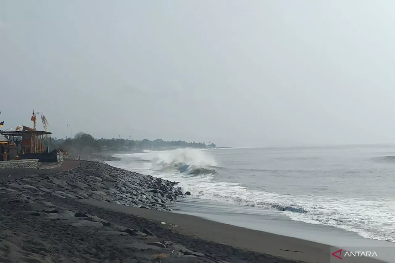 Ombak Tinggi Menghantam Pantai Rangkan, Bali