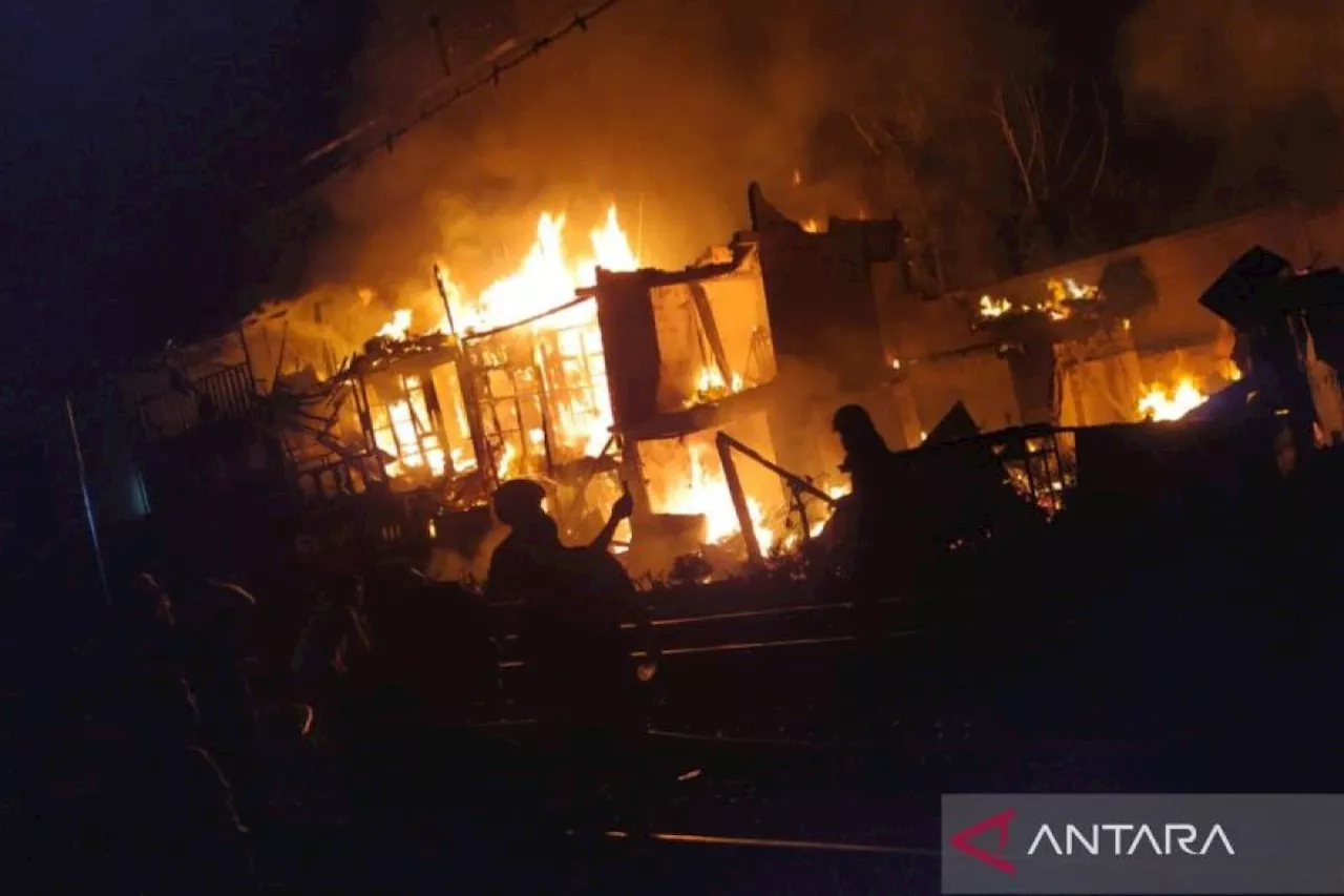 Rumah padat penduduk di Tanah Abang terbakar diduga akibat arus pendek