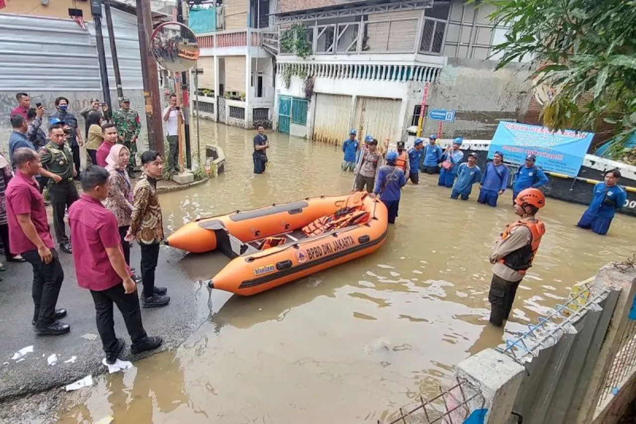 Wapres Gibran Tinjau Warga Terdampak Banjir di Jakarta Timur