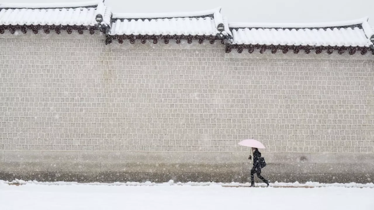 Seoul Witnesses Record-Setting Snowfall, Leading to Disruptions and Fatalities