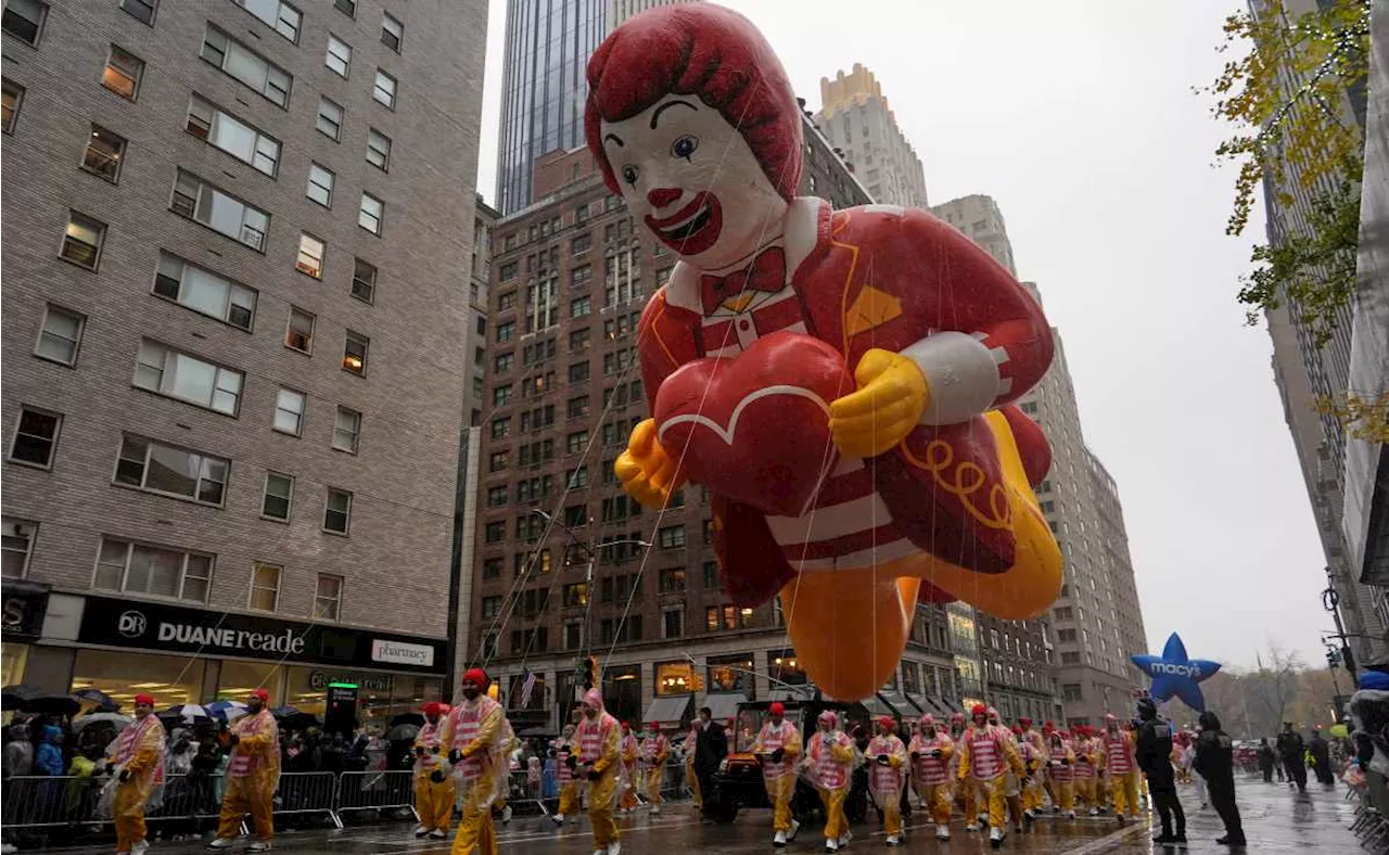 Inicia desfile de Acción de Gracias de Macy’s en NY; pese a fuerte lluvia, asisten miles de personas