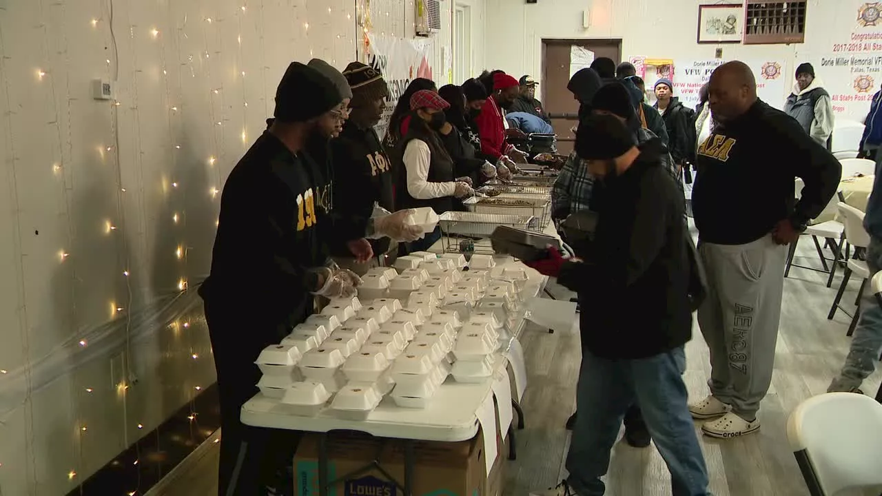 Volunteers bus in homeless North Texans for Thanksgiving Day feast