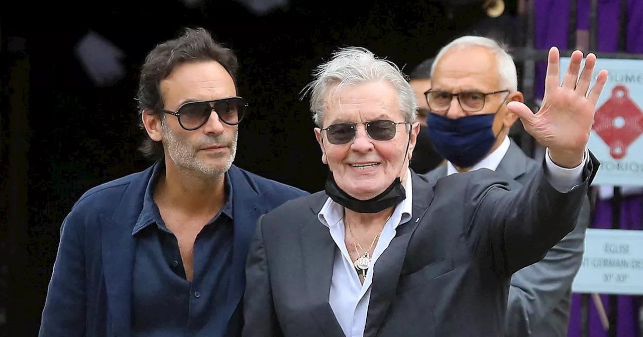 Alain Delon bisexuel ? Son fils Anthony Delon s’agace des rumeurs sur son père : “Il faut arrêter avec ça”