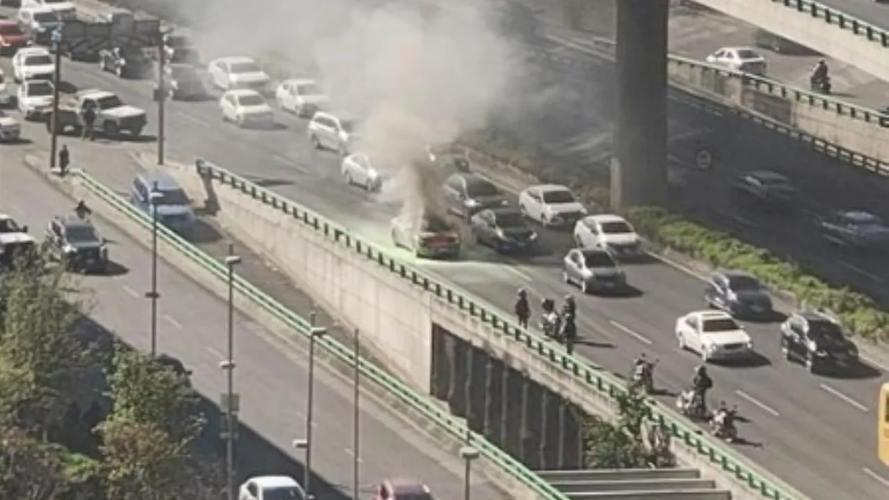 Auto arde en llamas sobre Anillo Periférico, frente a Plaza Artz