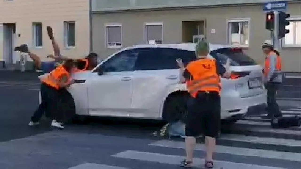 Prozess kurz vor Weihnachten - Klimakleber mit Auto angefahren