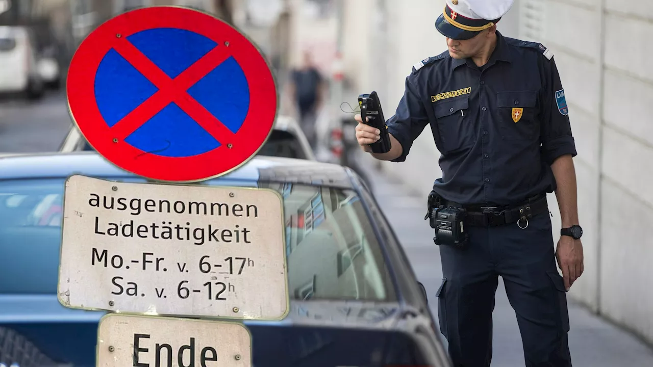 Verärgerter Wiener Warnet Vor Verkehrsschild, Das Unnötige Strafen Hervorruft