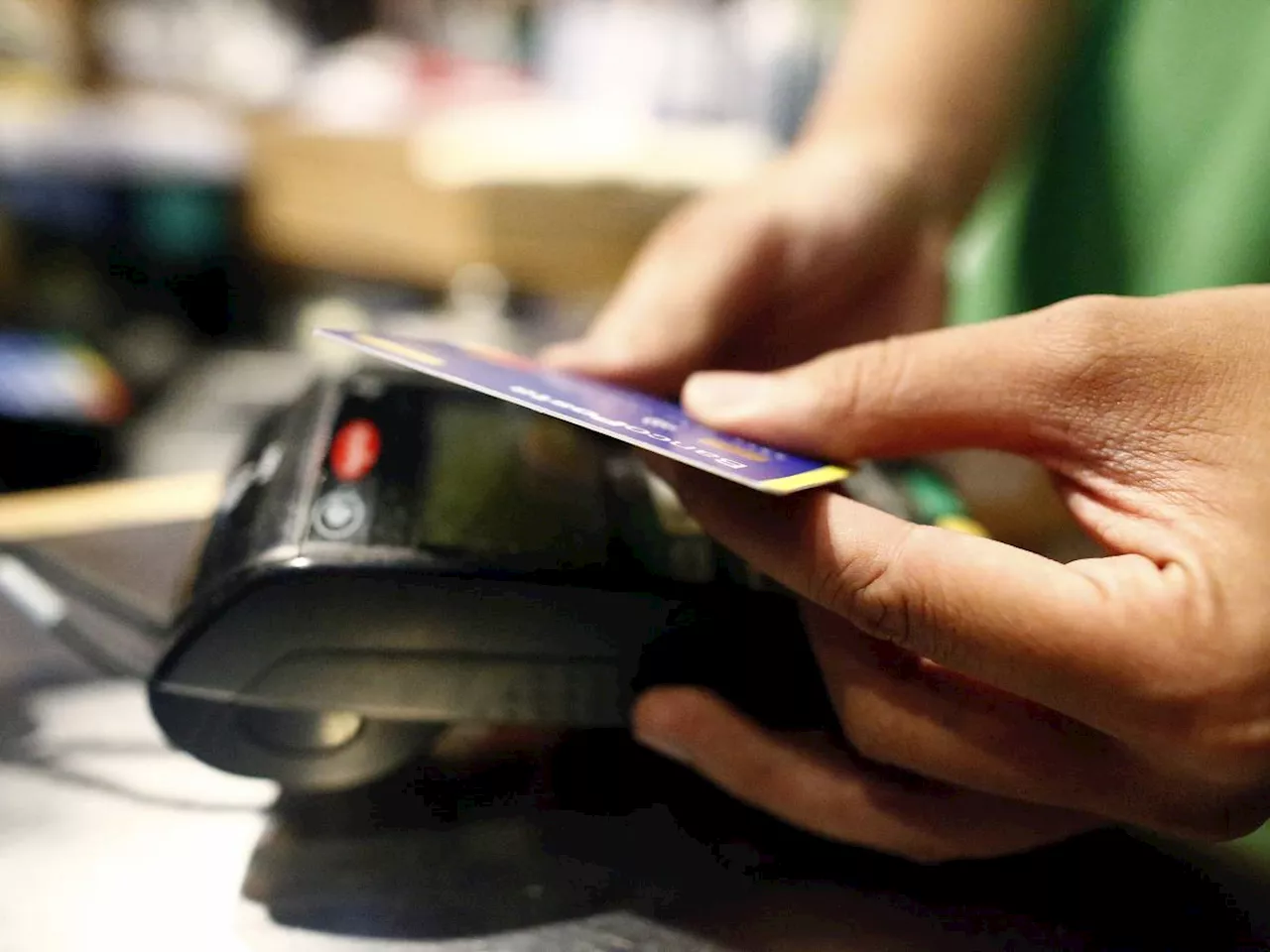 Pos, problema nazionale sui pagamenti con bancomat e carte: cosa è successo