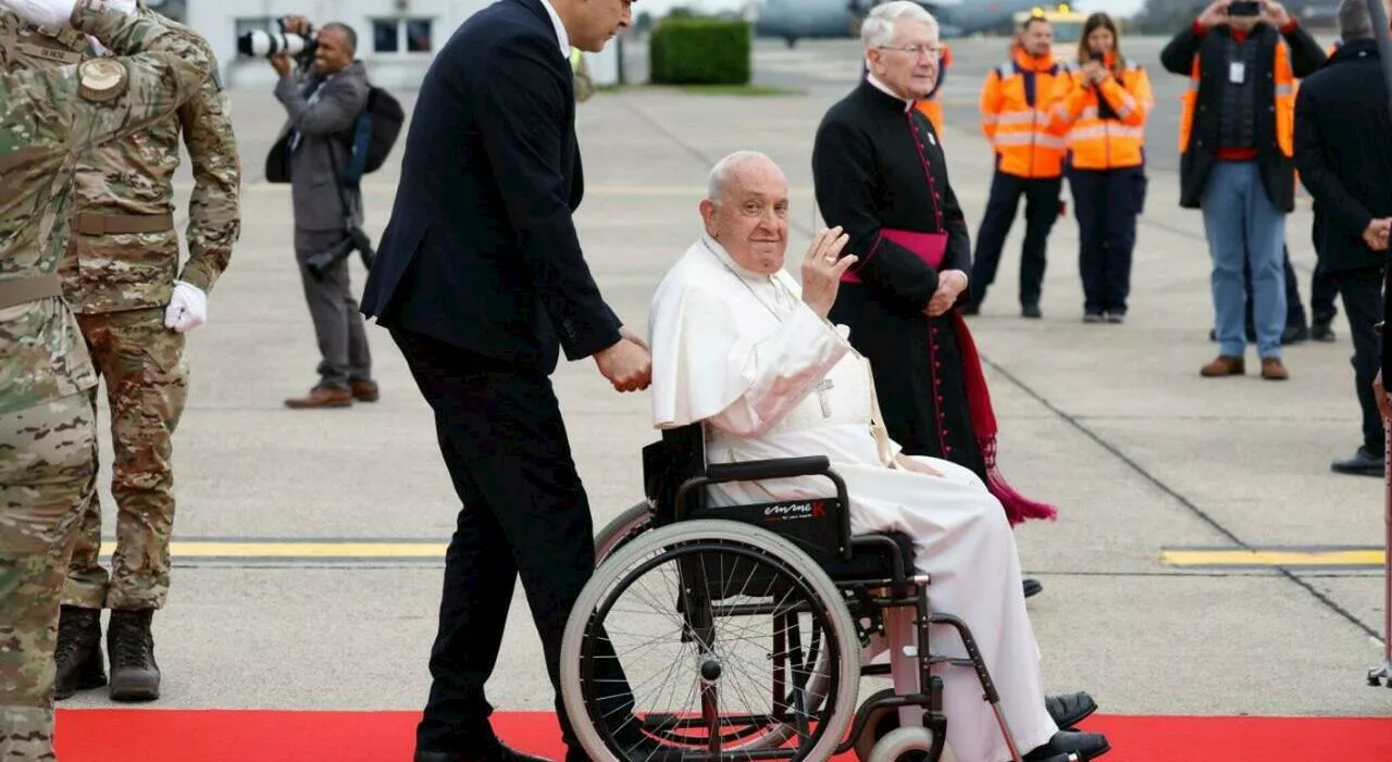 Papa Francesco, il linguaggio spontaneo torna a colpire: «Mi fanno schifo i preti carrieristi»