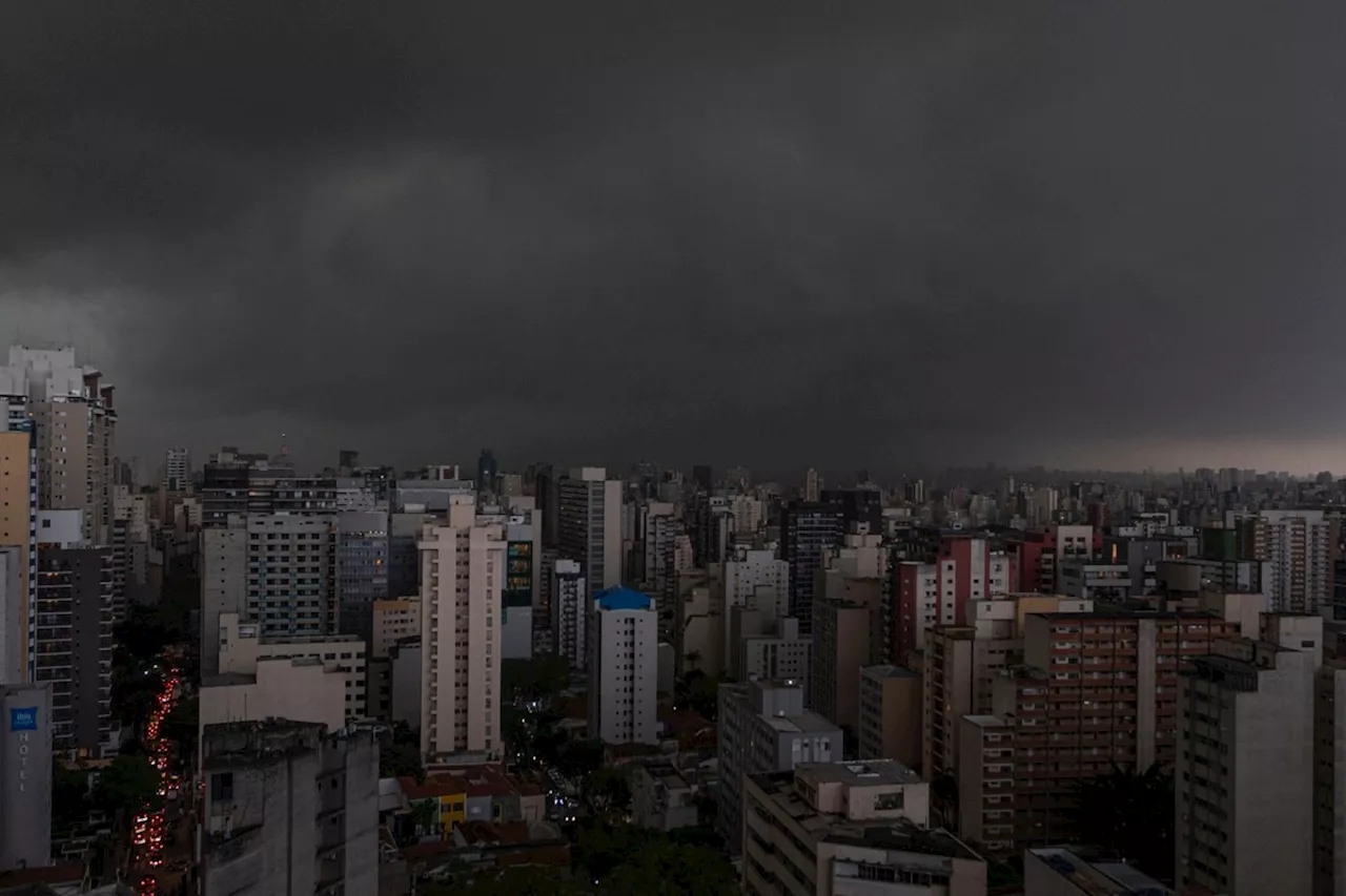 Após chuva forte, 100 mil clientes da Enel estão sem luz em SP nesta quinta (28)