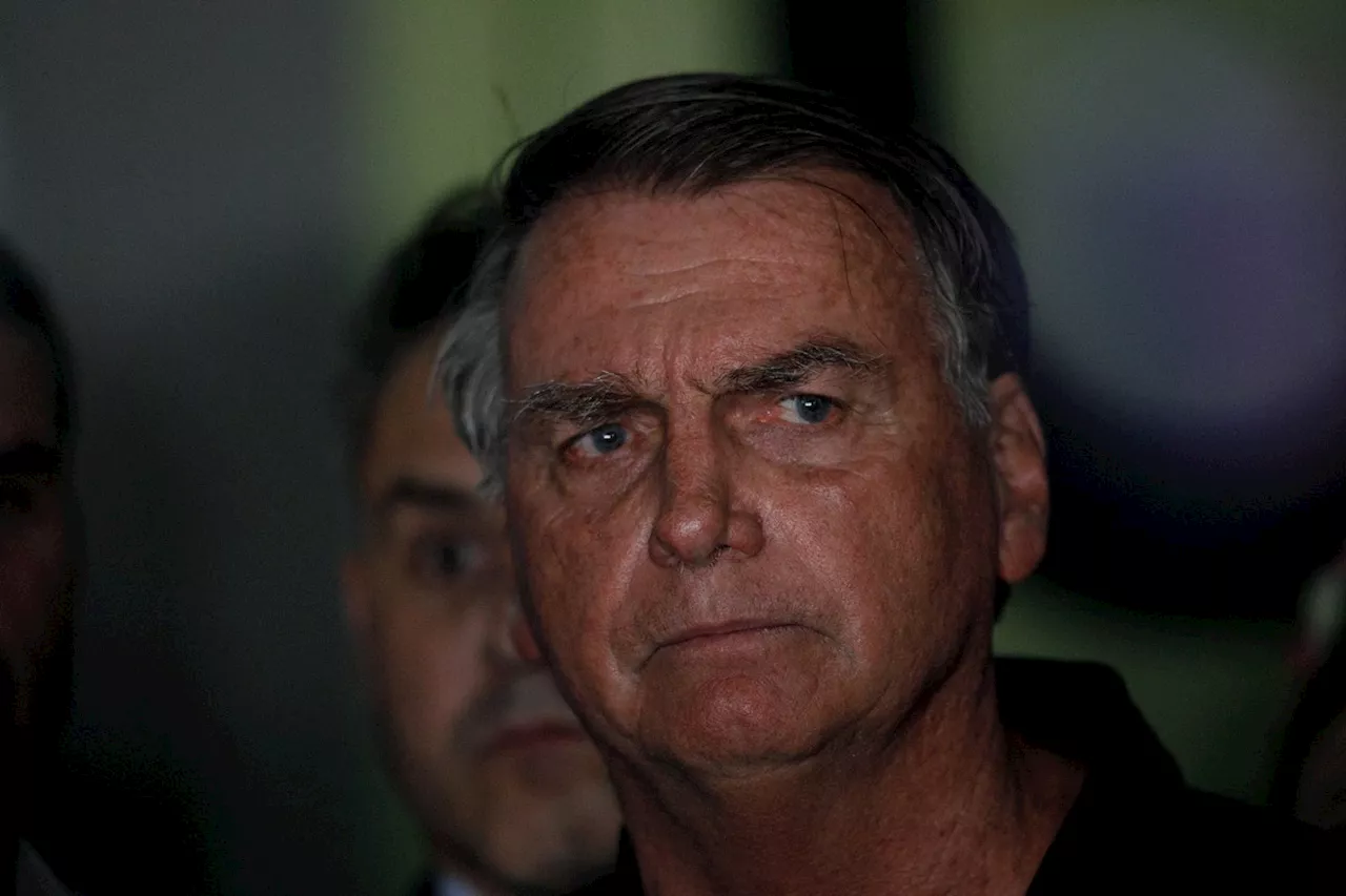 Bolsonaro confirma busca por asilo após investigação e nega saber de plano de golpe