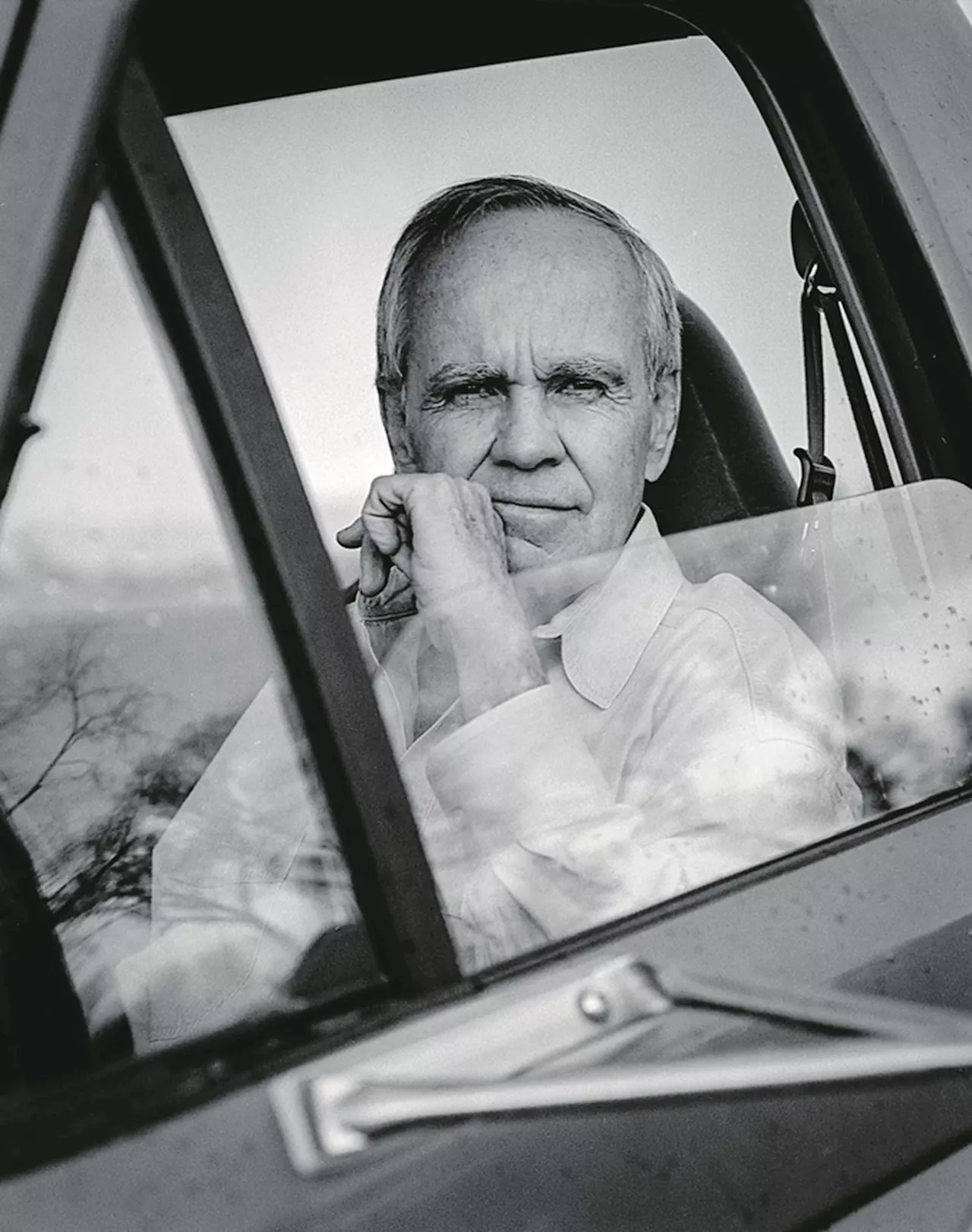 Relacionamento de Cormac McCarthy com Adolescente Abalou Seu Legado Literário