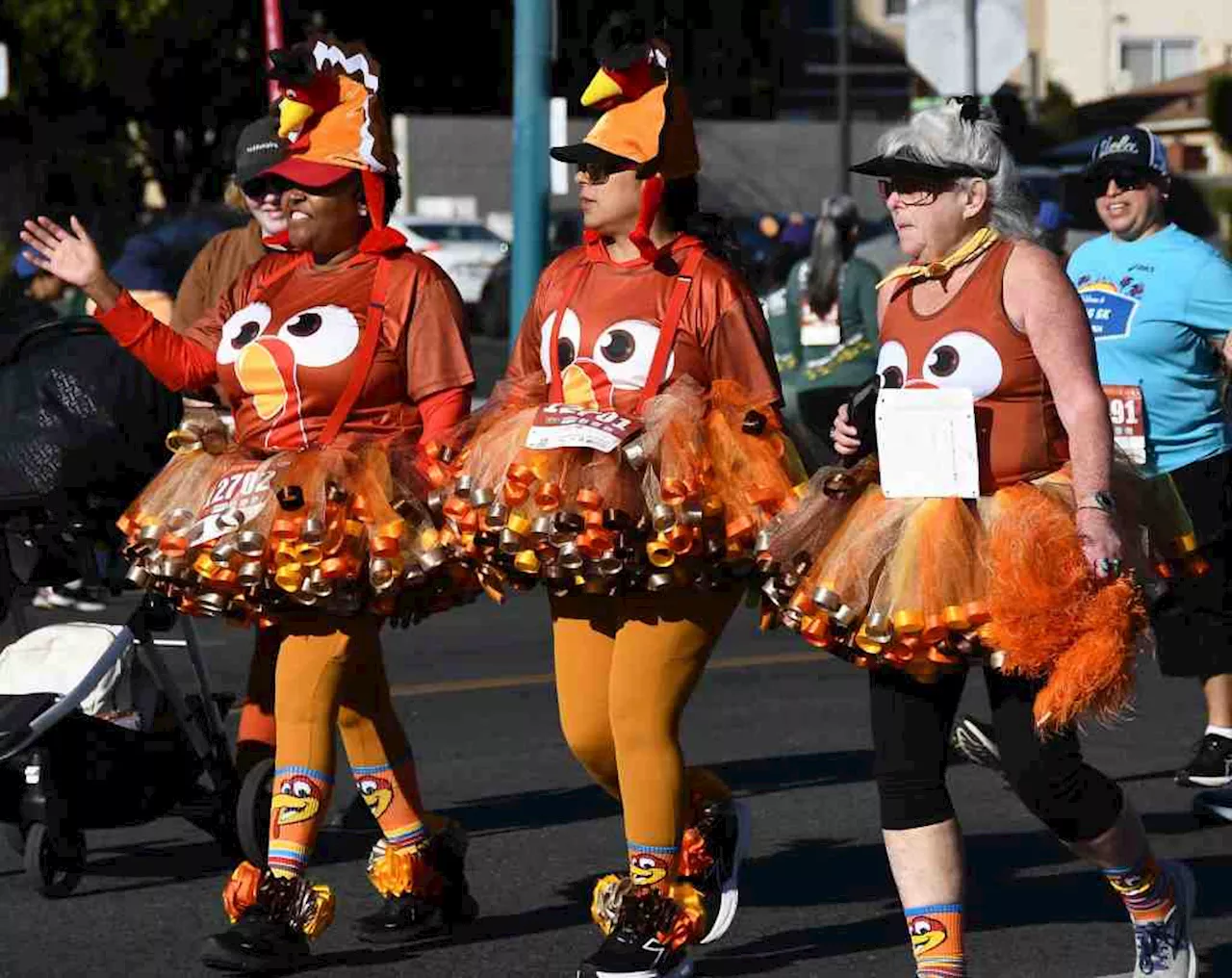 San Fernando Valley’s Thanksgiving Day Drumstick Dash raises money to feed the homeless