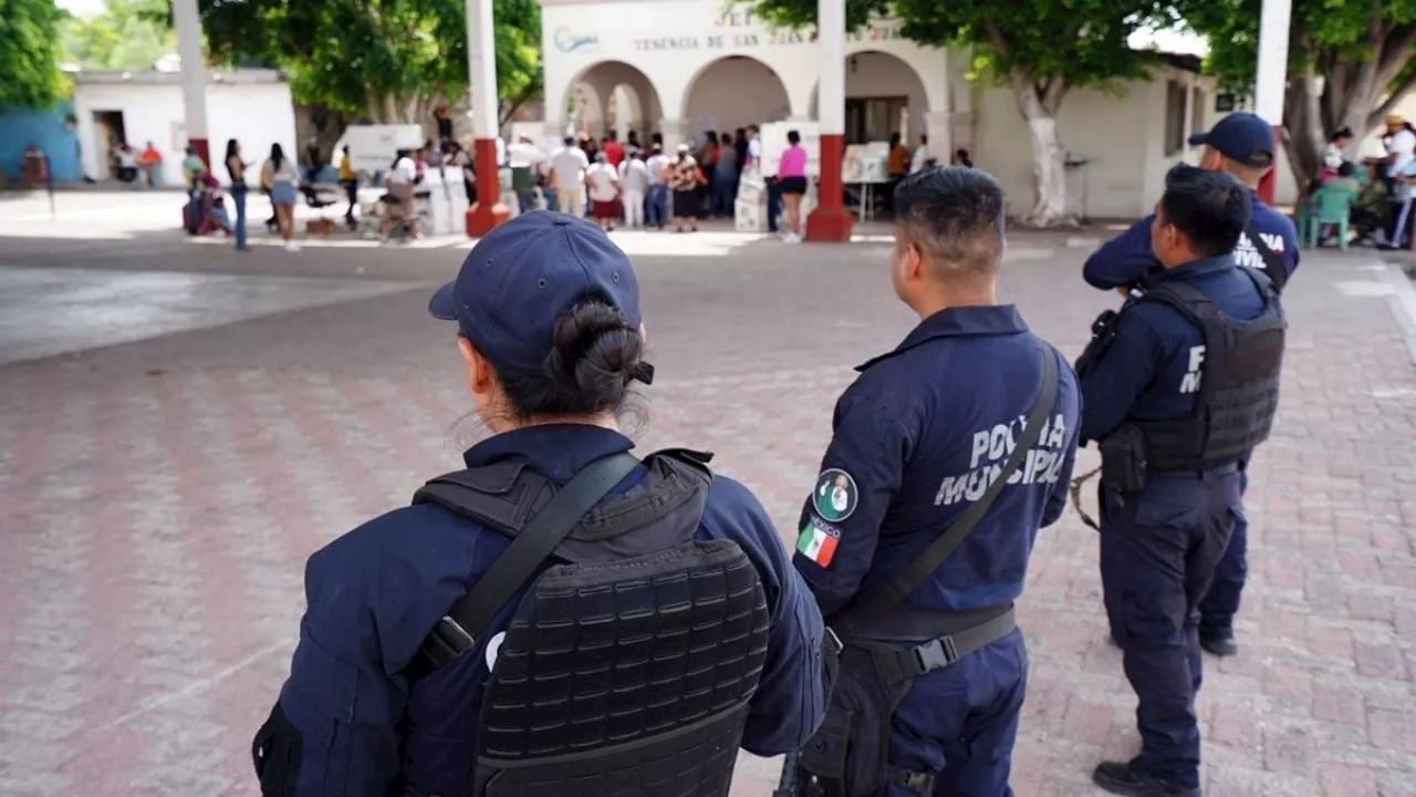 Policías despedidos en Jalisco, buscan empleo en Michoacán por &quot;recomendación&quot; del CJNG