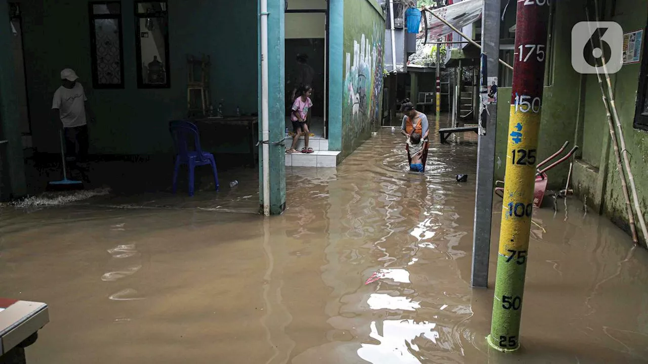 Ciliwung Meluap, 10 RT di Kampung Melayu Terendam Banjir hingga 2,5 Meter