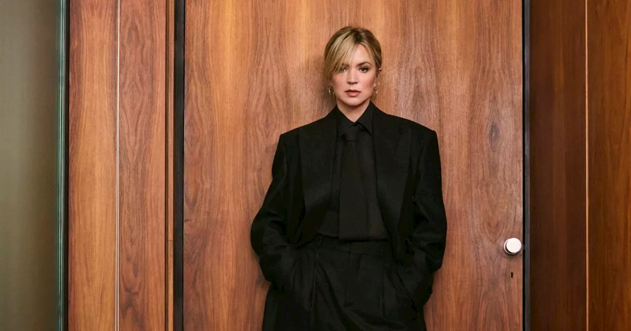 Virginie Efira : «Je viens d’avoir un enfant à 46 ans, j’ai encore mes parents, je travaille… Je vis l’une des périodes les plus cool de ma vie»