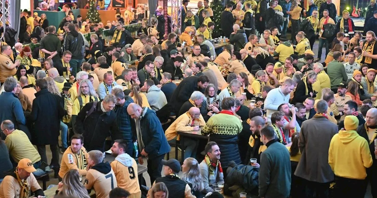 Warning over 'significant delays' as 6,000 football fans walk to Old Trafford