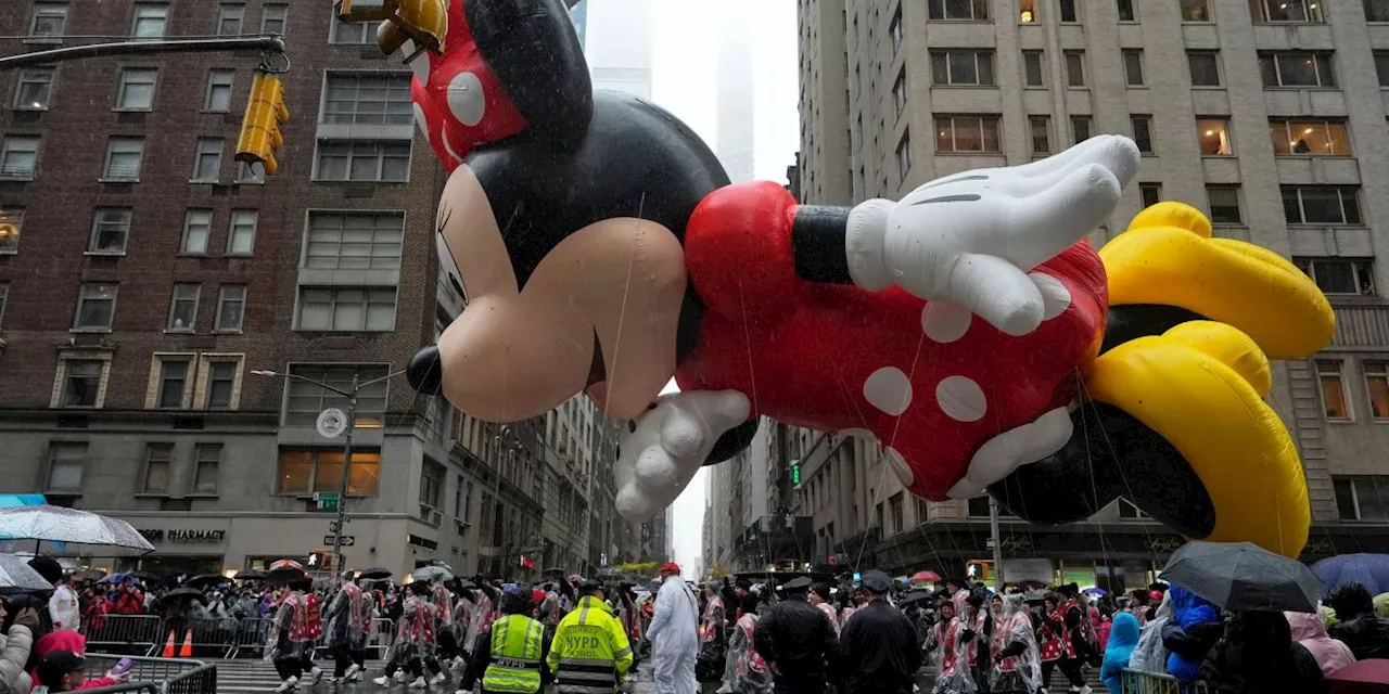 Pitschnasse Thanksgiving-Parade schwebt durch New York