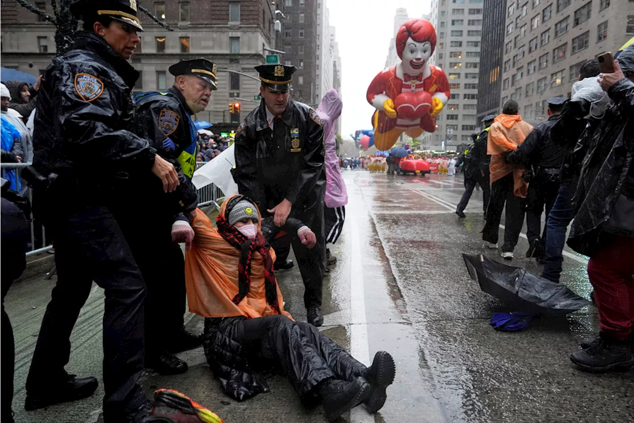 21 Arrested at New York Parade for Pro-Palestinian Protest