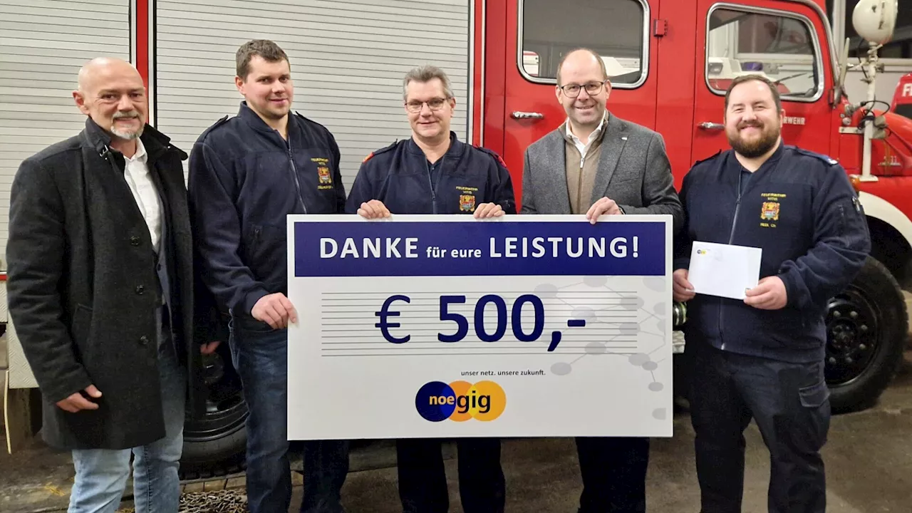 Scheck über 500 Euro an die Feuerwehr in Vitis