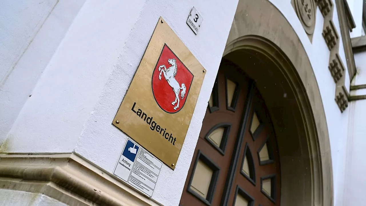 Niedersachsen & Bremen: Prozess um erstochene Frau - Angeklagter muss in Klinik