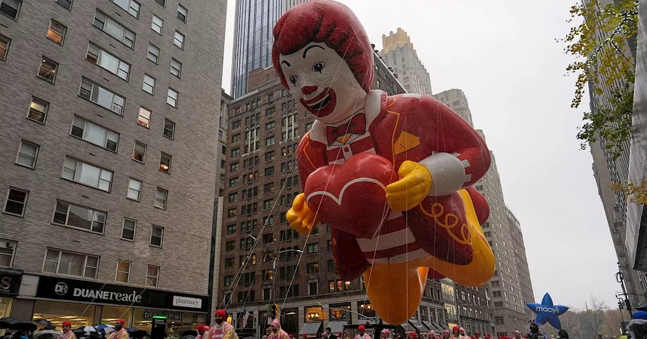 Pitschnasse Thanksgiving-Parade schwebt durch New York