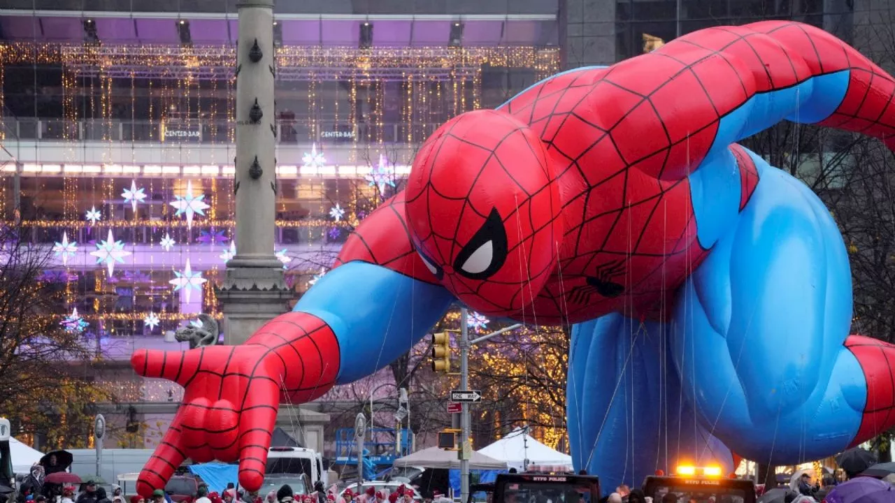 Globos, lluvia y 21 personas detenidas durante el Desfile del Día de Acción de Gracias de Macy's