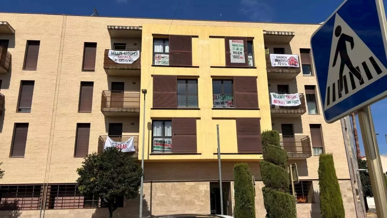 La presión social frena un macrodesahucio de un edificio de la Sareb en Tarragona