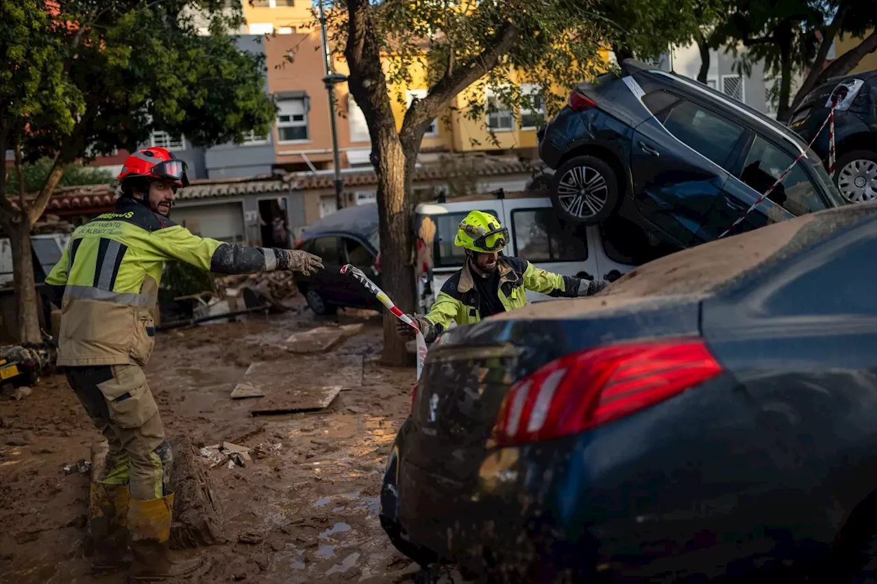 Los bomberos se rebelan tras la DANA: La gente pedía ayuda por la tele y no podíamos hacer nada