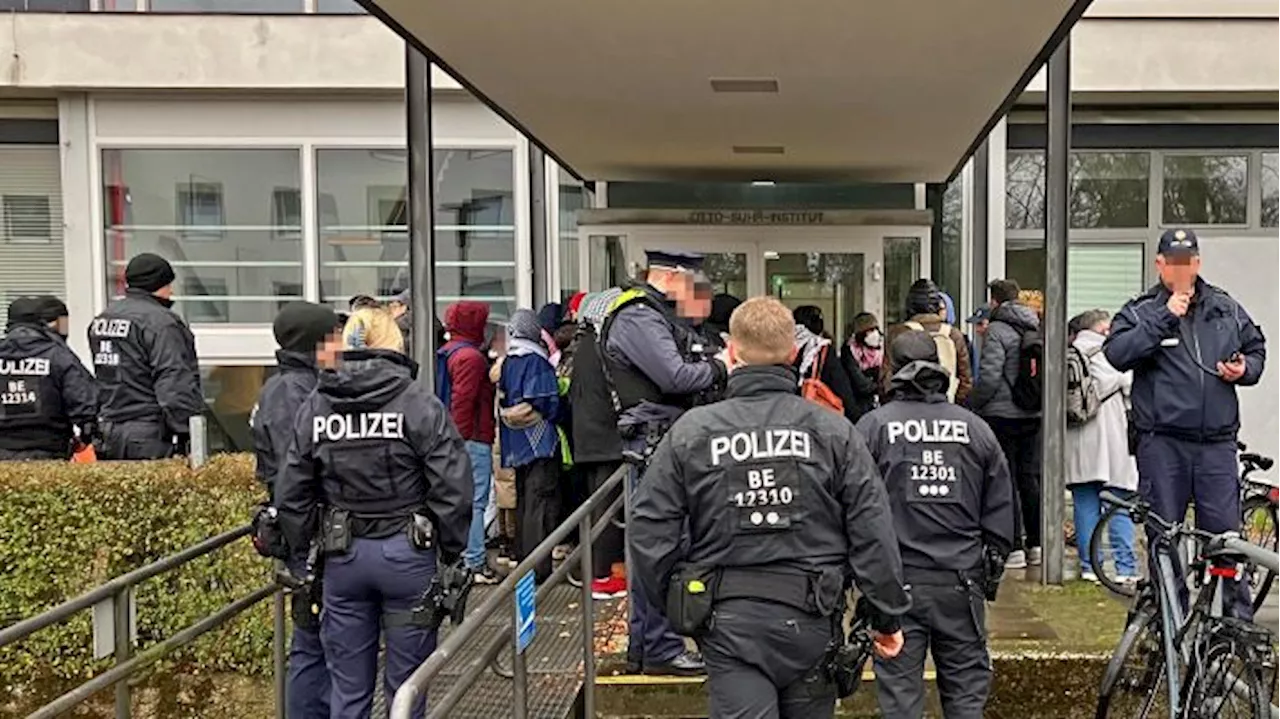 Pro-Palästina-Demo vor Gebäude der FU Berlin