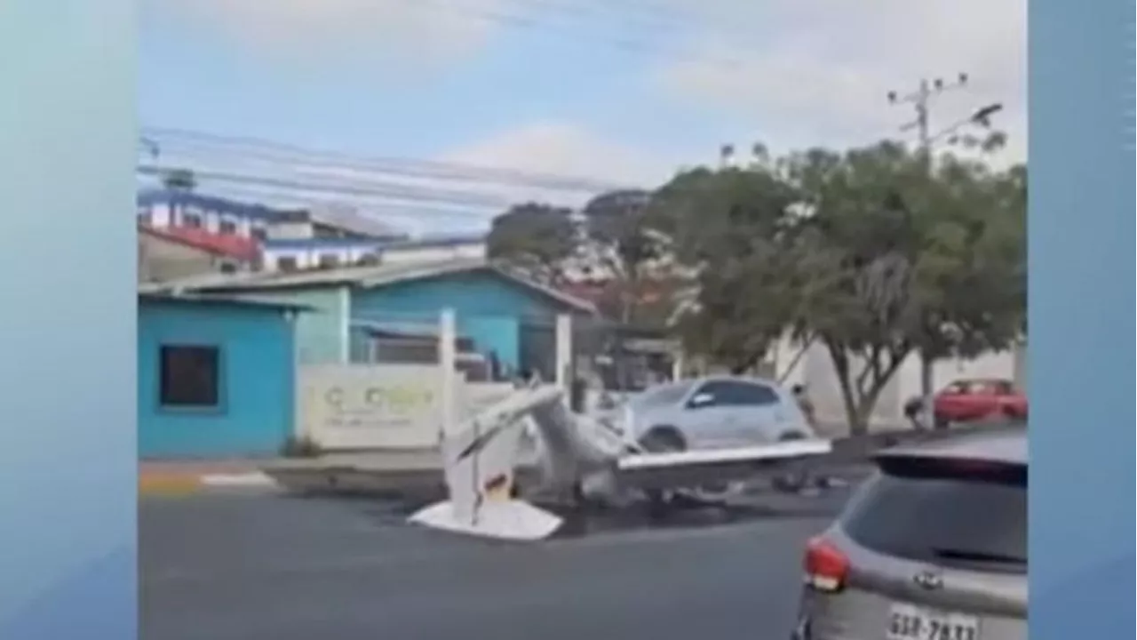 Avião cai sobre carro em rua movimentada no Equador; duas pessoas morrem