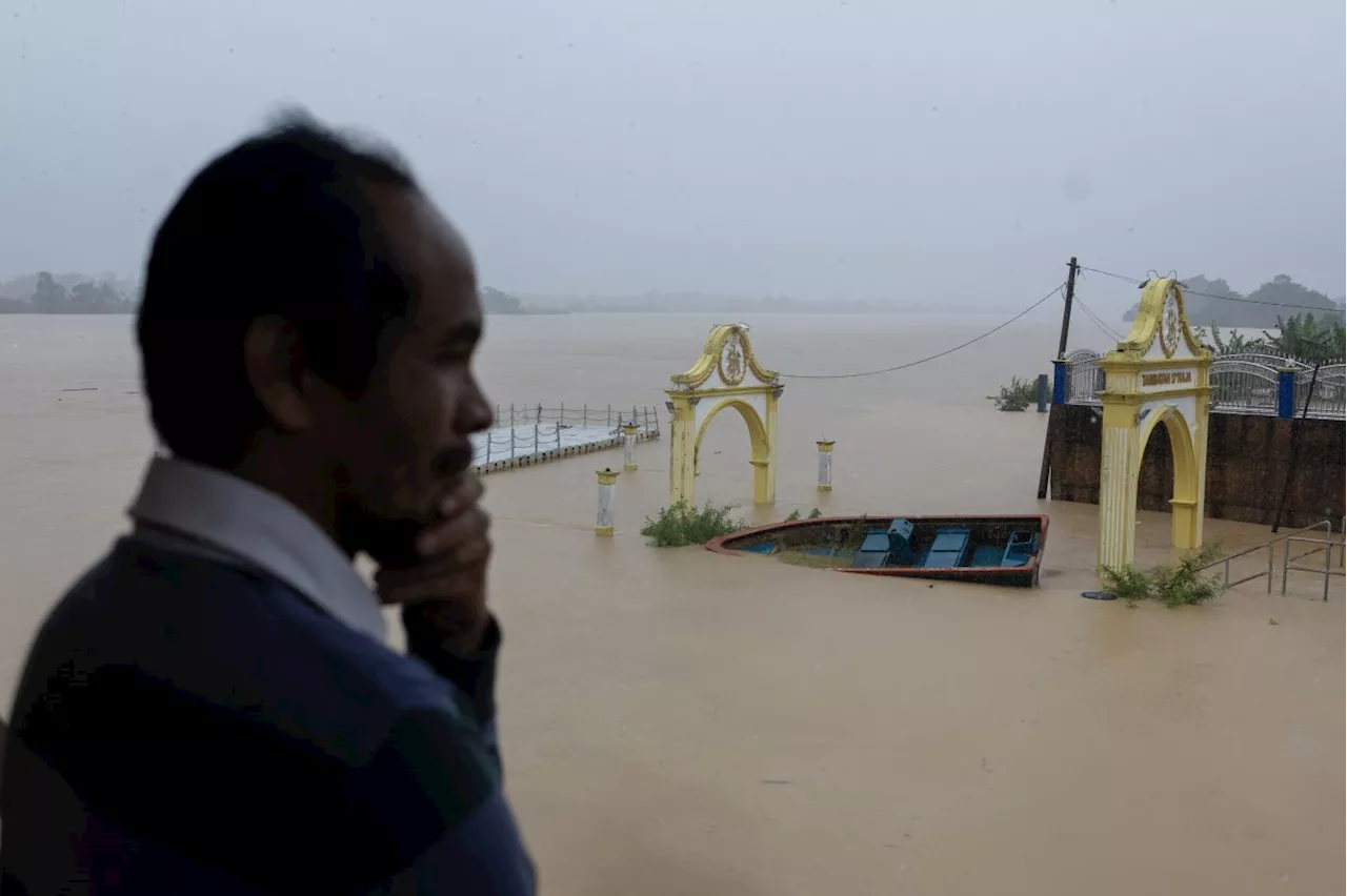 17 Power Sub-Stations Shutdown in Kelantan Amid Escalating Flooding
