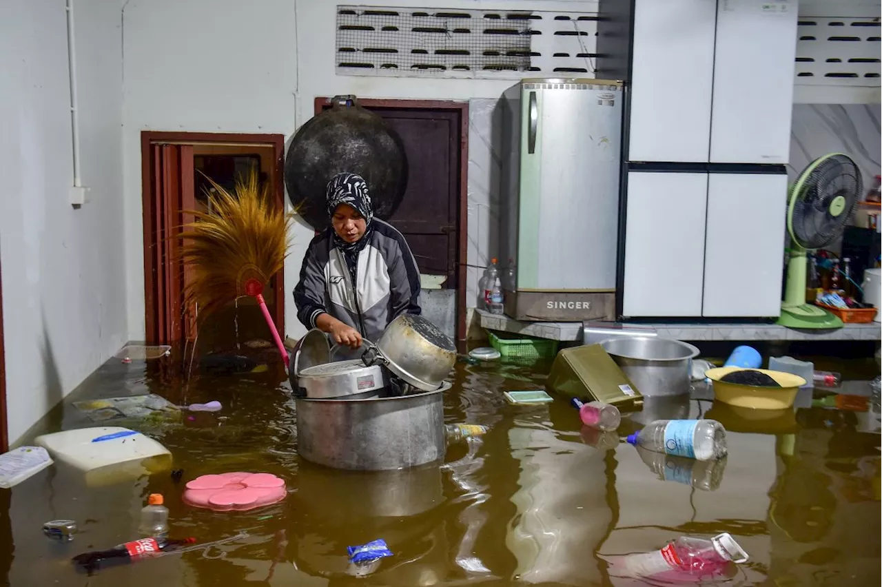 Floods in southern Thailand leave two dead and thousands displaced