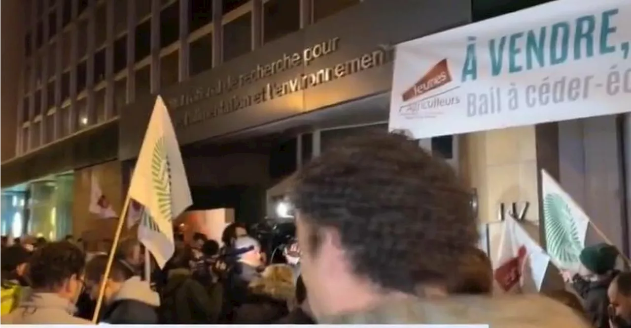 Des Agriculteurs Colères Érigent Un Mur Devant L'Institut Inrae