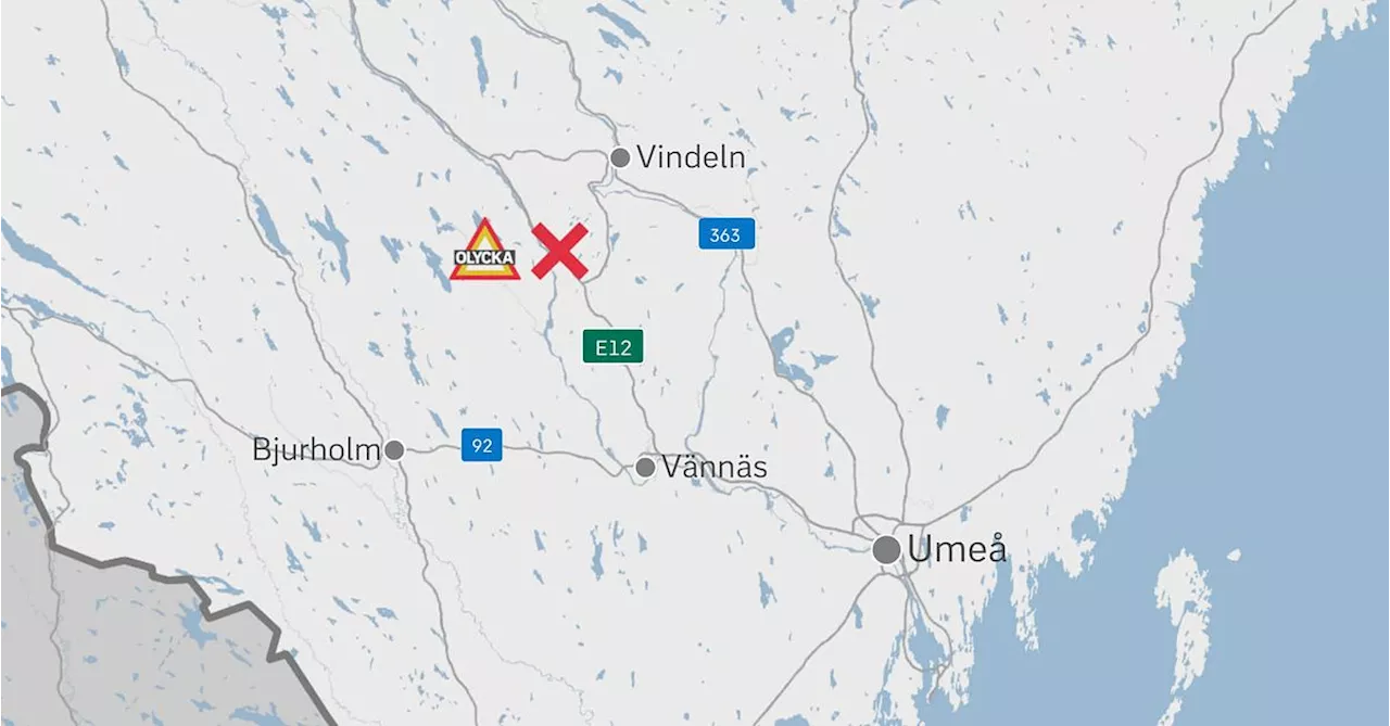 Krock mellan bil och buss på E12 vid Tvärålund