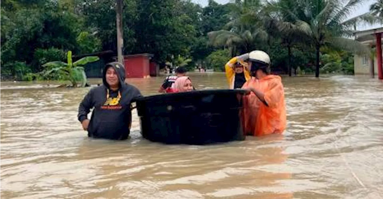 Son Uses Water Tank to Rescue Asthmatic Mother from Flood