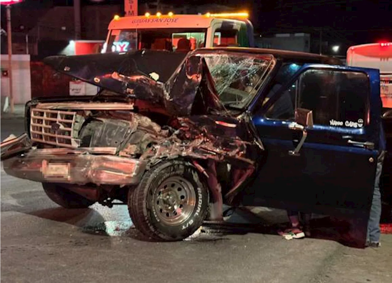 Saltillo: conductor presuntamente ebrio invade carril y choca contra transporte de personal