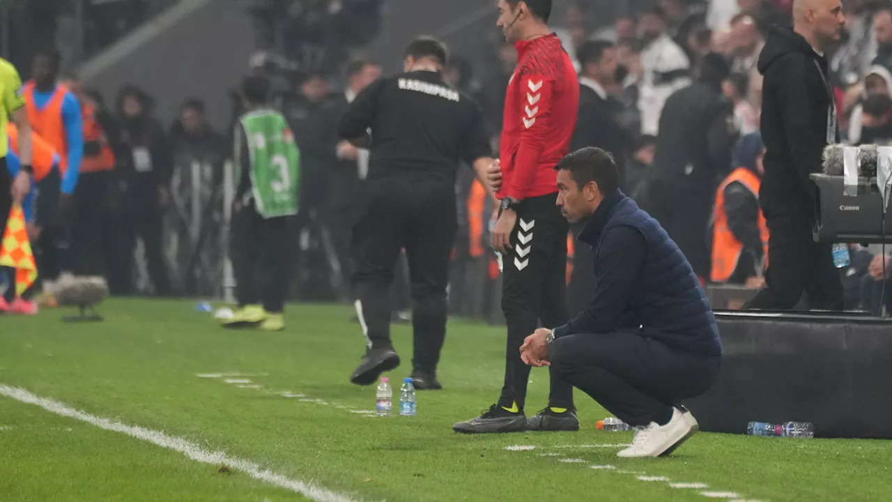 Giovanni van Bronckhorst op de schopstoel na eerste Europa League-zege Maccabi Tel Aviv tegen Besiktas