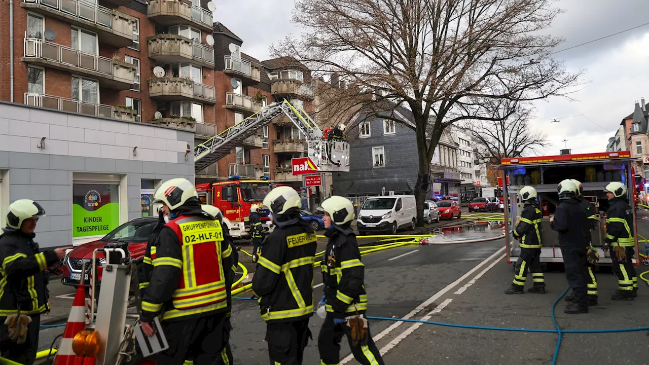 Einsatz dauert an: Todesopfer bei Wohnhausbrand in Wuppertal