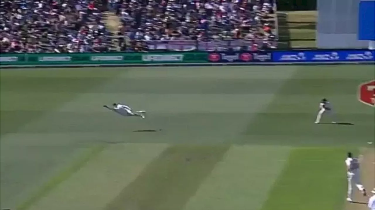 Glenn Phillips Takes Unbelievable Gully Catch in New Zealand vs England Test