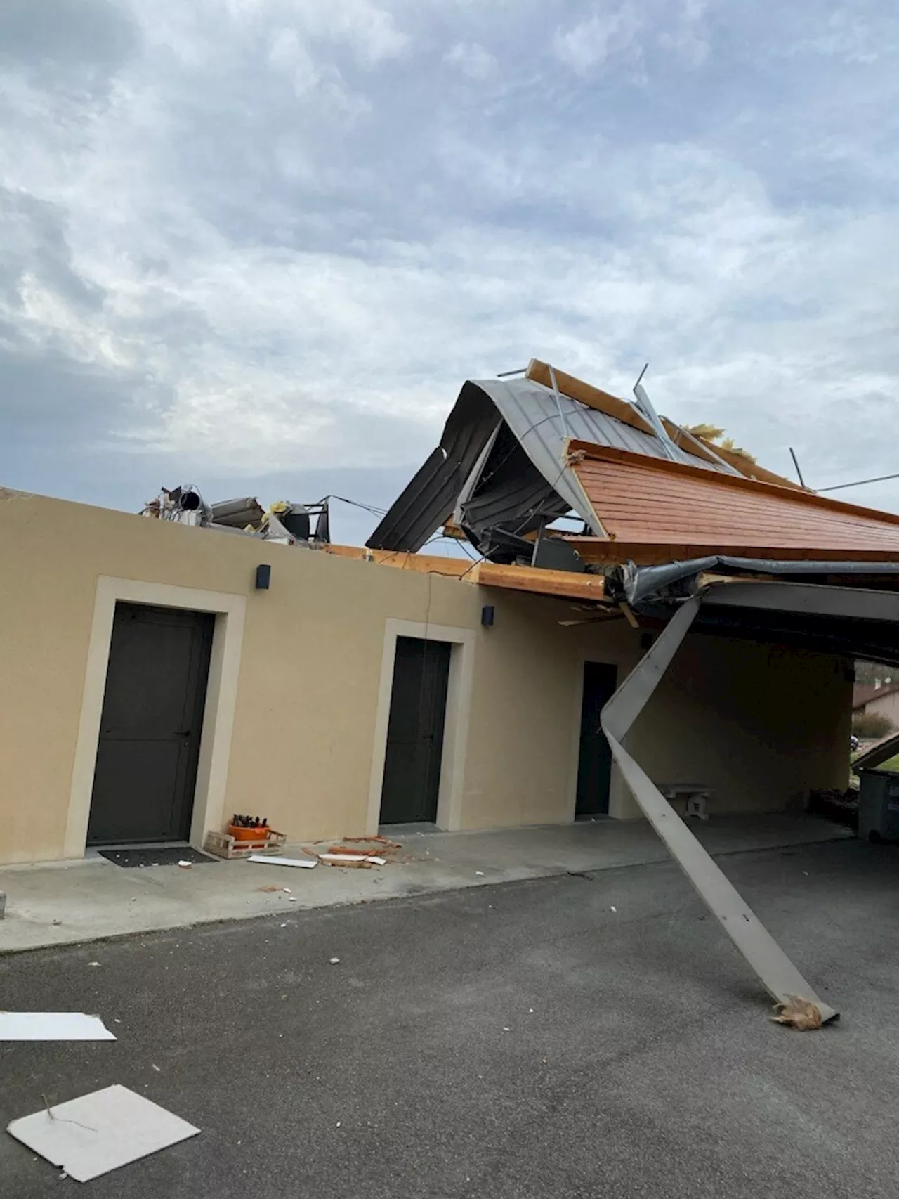 Après y avoir investi 500 000 €, cette petite commune du Jura retrouve sa salle des fêtes ravagée