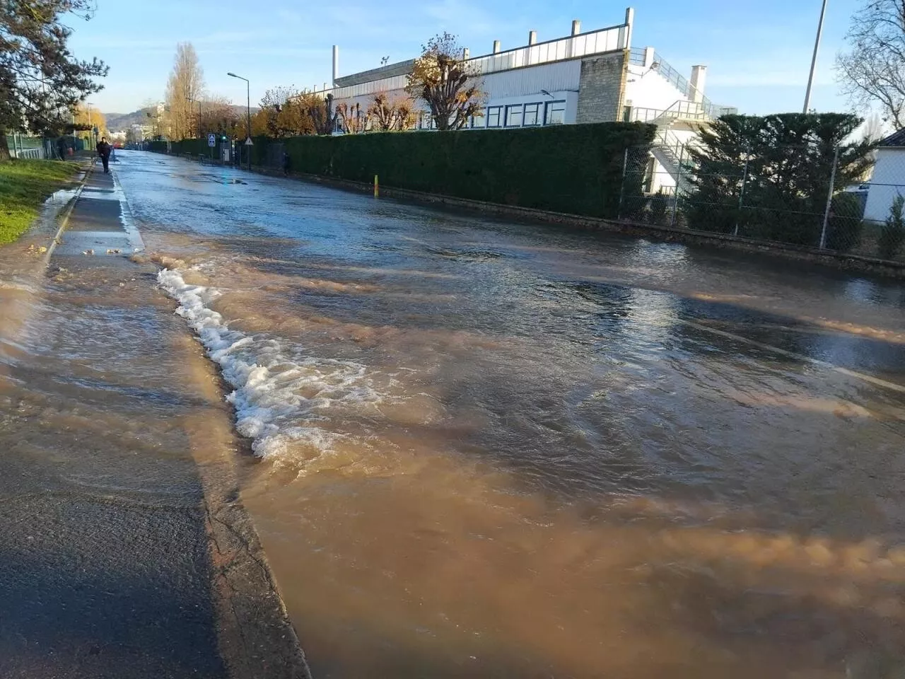 Des milliers de litres d’eau envahissent la rue : inondation fulgurante dans une commune des Yvelines