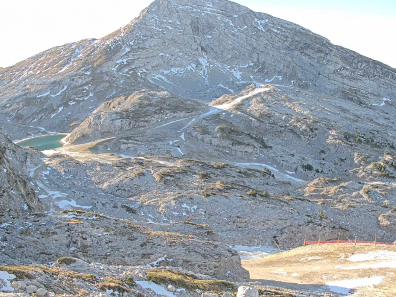 La neige n'est pas là, cette station des Alpes ne peut pas accueillir de skieur