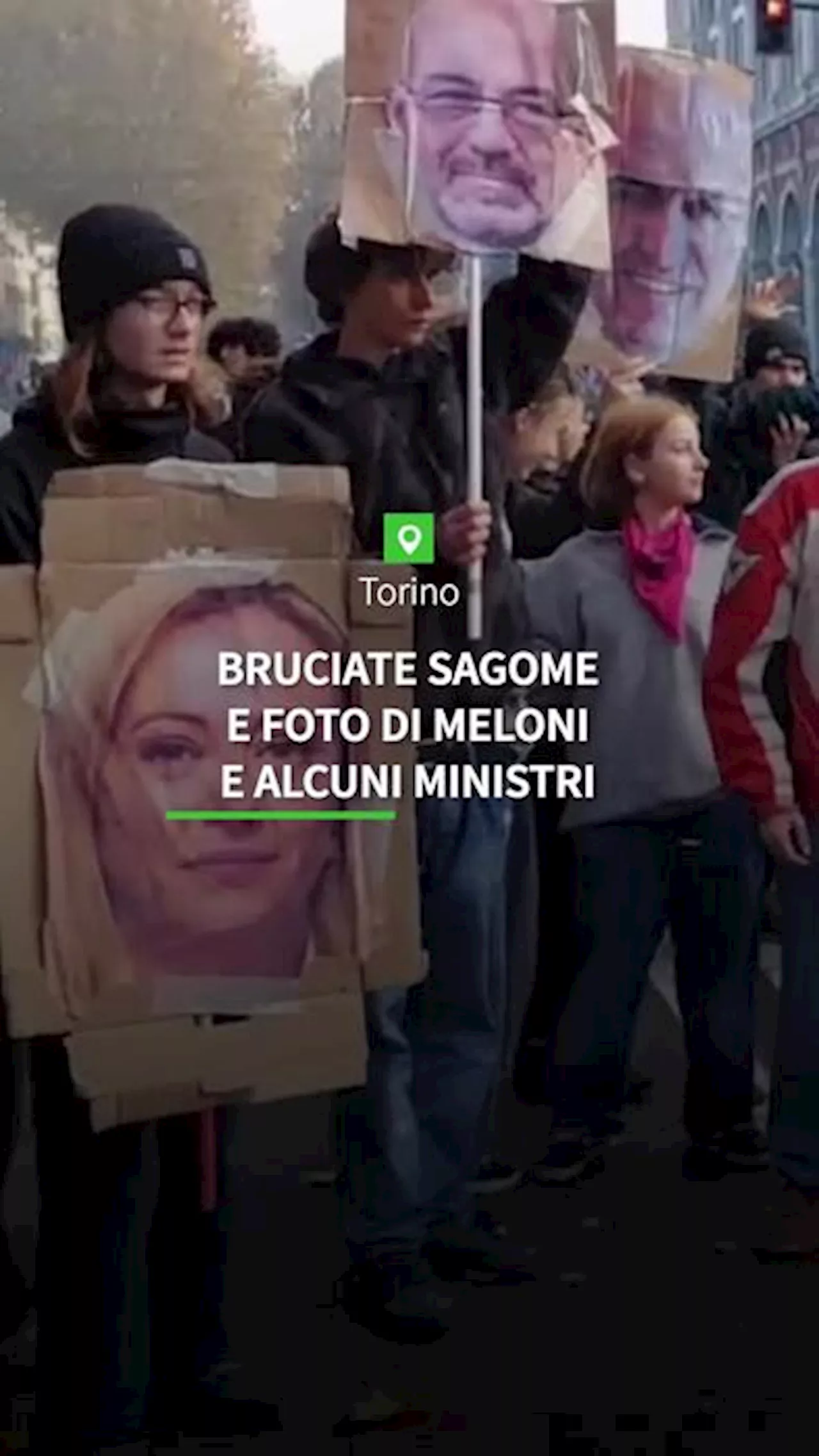 A Torino bruciate le foto di Meloni e alcuni ministri