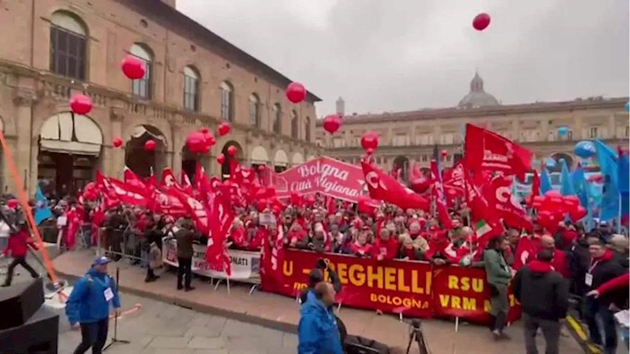 Sciopero a Bologna, in migliaia al corteo di Cgil e Uil