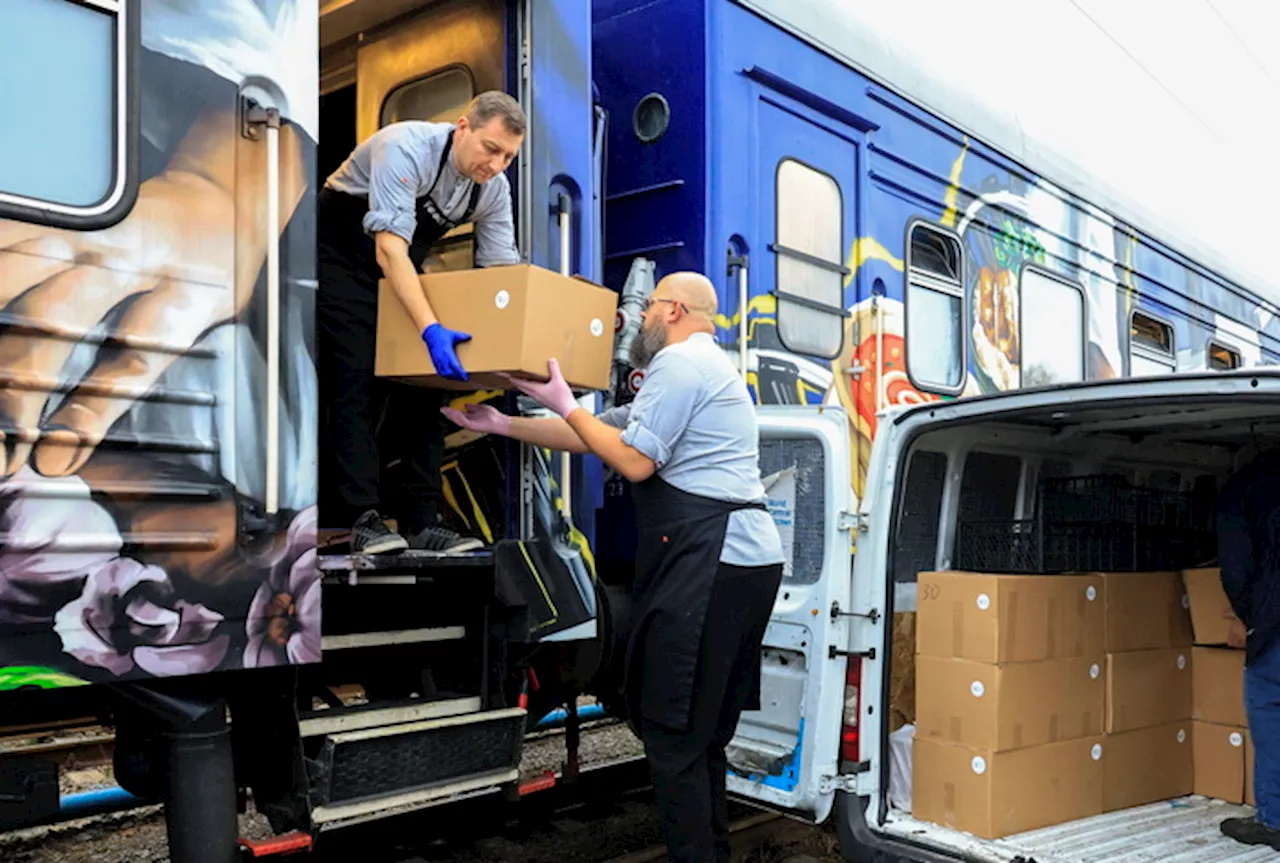 Treno di alimenti verso la linea del fronte a Kharkiv