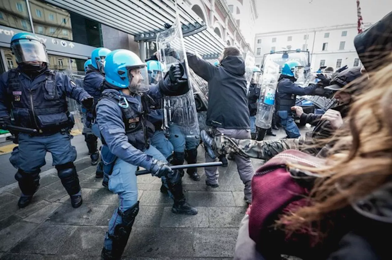 Turin'de Protestocular Polisteki Çatışmalarla Bitirdi: Salvini'nin Hayali Şahini Yanıtarak